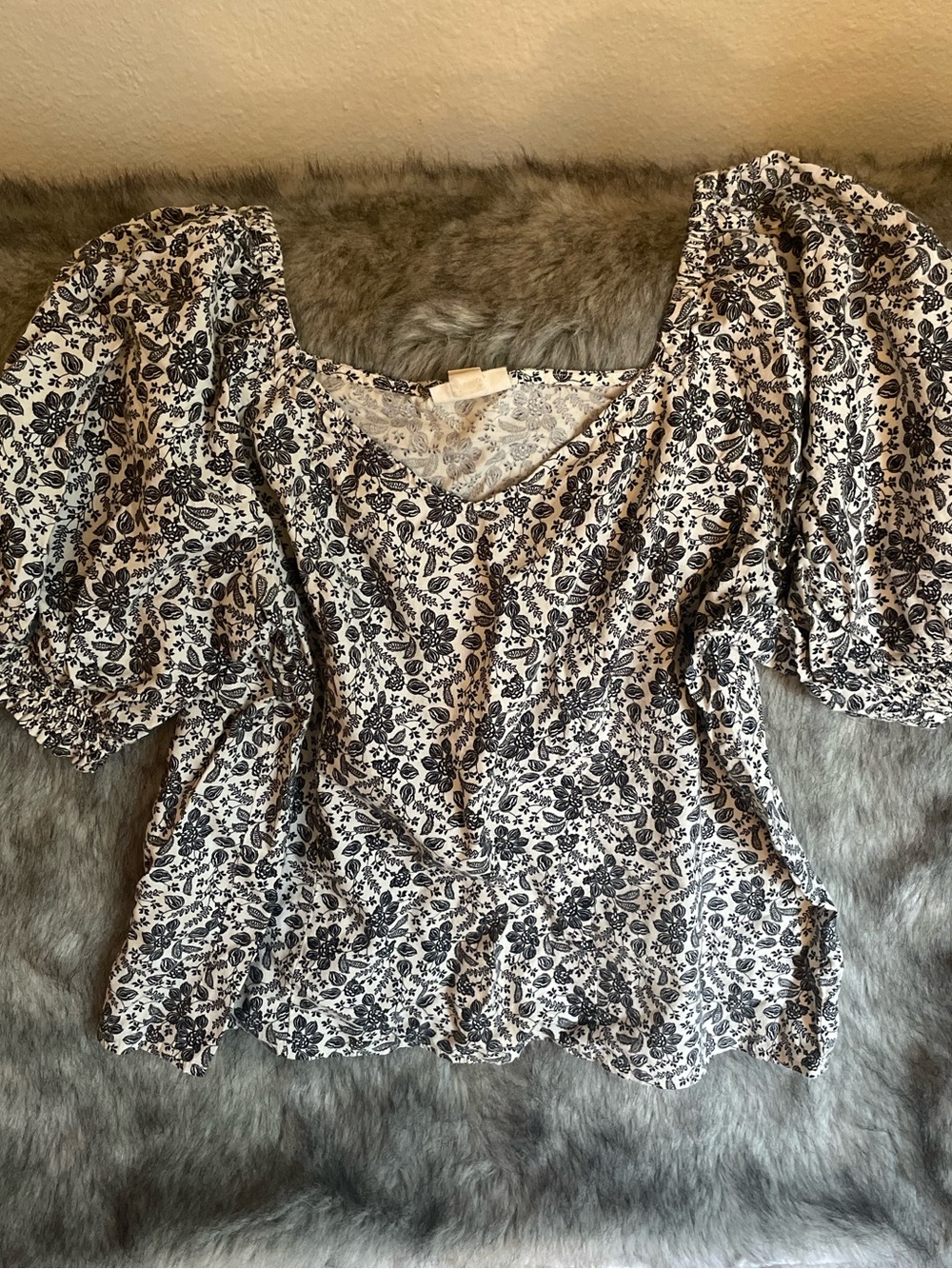 A.N.A Black & White Floral Puff Sleeve Blouse Size M EUC